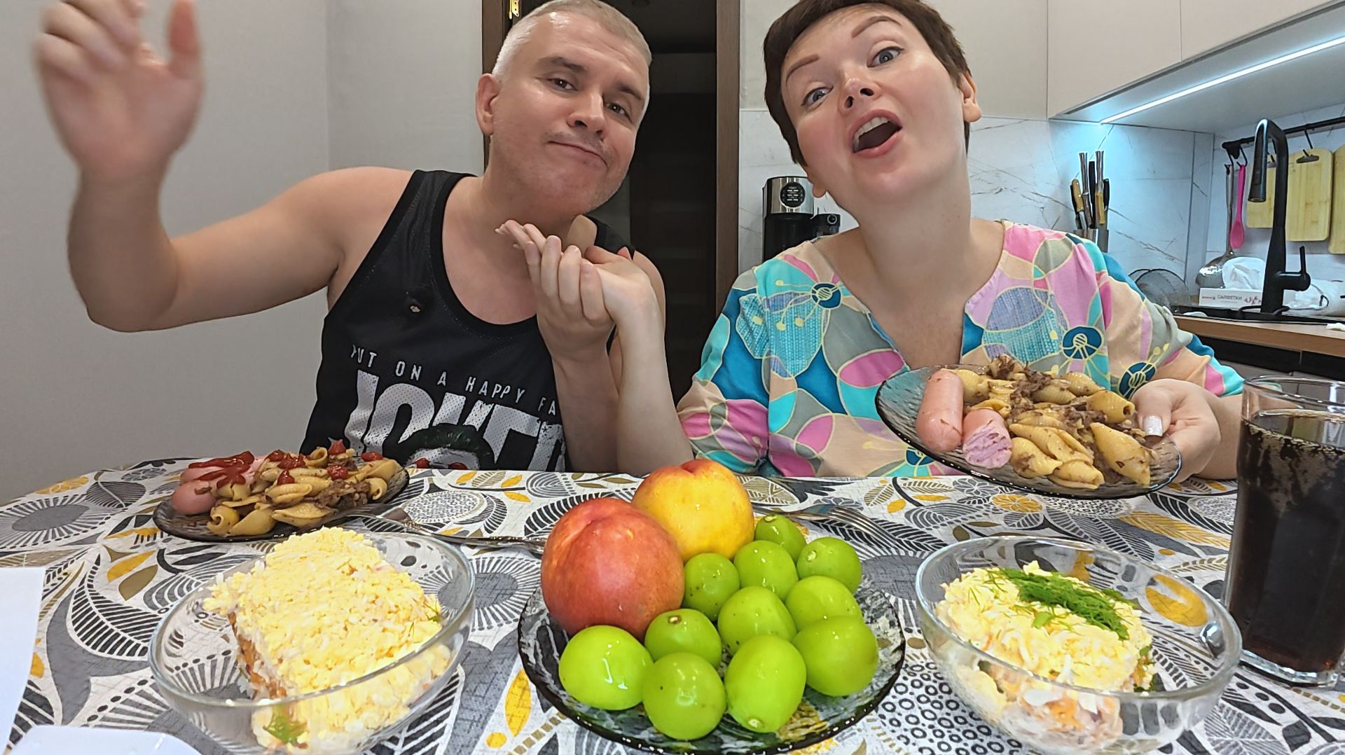 Мукбанг Вован ЗАЖАЛ мне вкусняшку и назвал АЛКАШКОЙ! Доедаем остатки БЫЛОЙ РОСКОШИ на семейный ужин