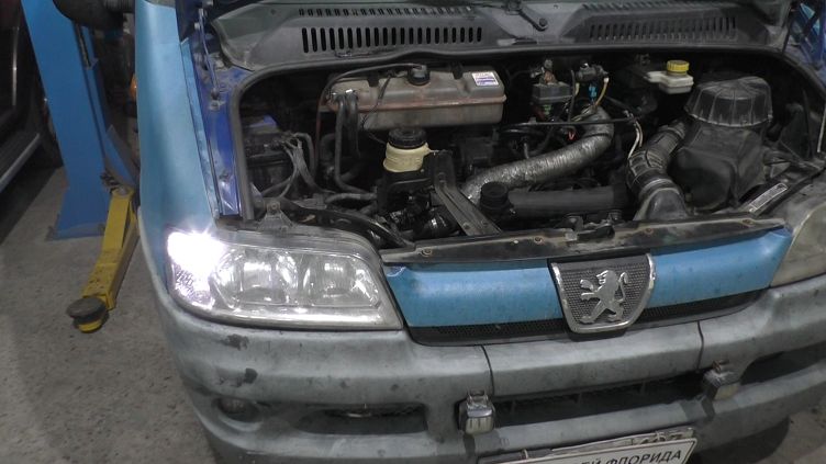 Поломало распредвал замена двигателя на Peugeot Boxer 2 2,2 дизель Пежо Боксер 2 2002 года 3часть