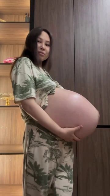 «Родить тройняшек — потрясающий опыт»: девушка показала, как выглядел её живот во время беременности