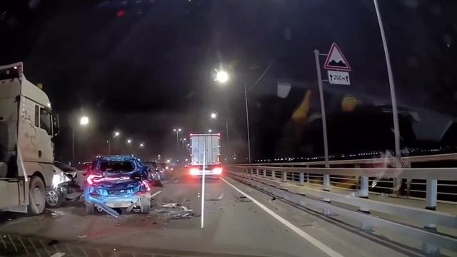 В Санкт-Петербурге грузовик смял несколько машин.

ДТП минимум из cеми машин случилось на Софийской