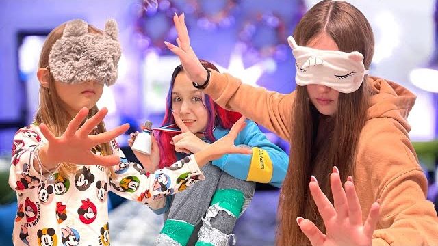 Амелька Карамелька - Экстремальные ПРЯТКИ  с Закрытыми Глазами!