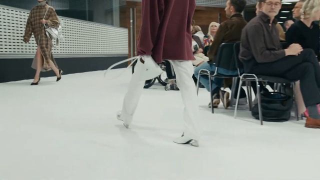 Показ женской коллекции Mulberry By Christopher Kane весна-лето 2027