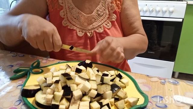 На ужин готовлю омлет с баклажанами и сыром.