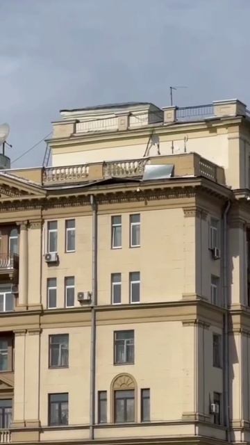 Мощный ураган бушует в Москве — он сносит деревья и срывает кровлю с домов. Один человек погиб