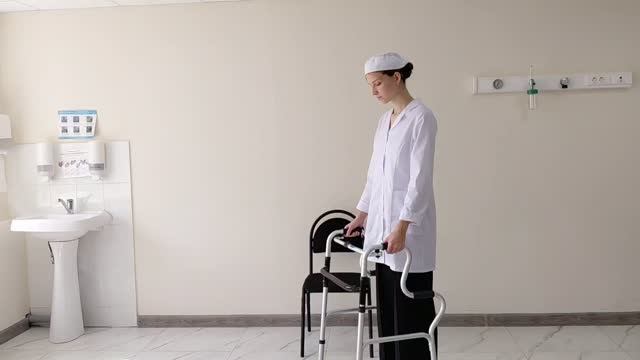 Обучение пациента ходьбе на ходунках