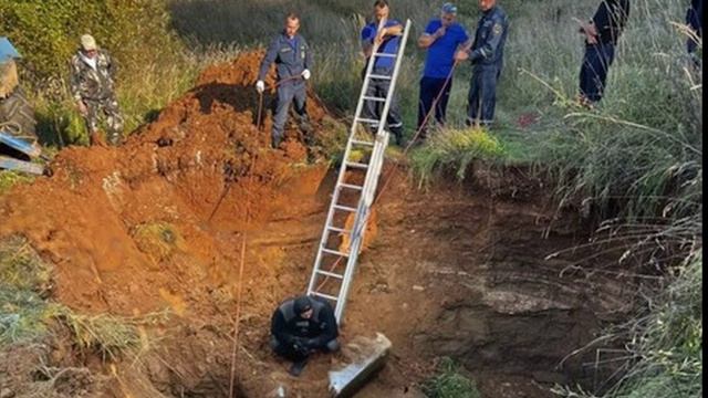«Земля раскрылась»: автомобиль провалился в карстовый провал под Нижним Новгородом — двое погибли