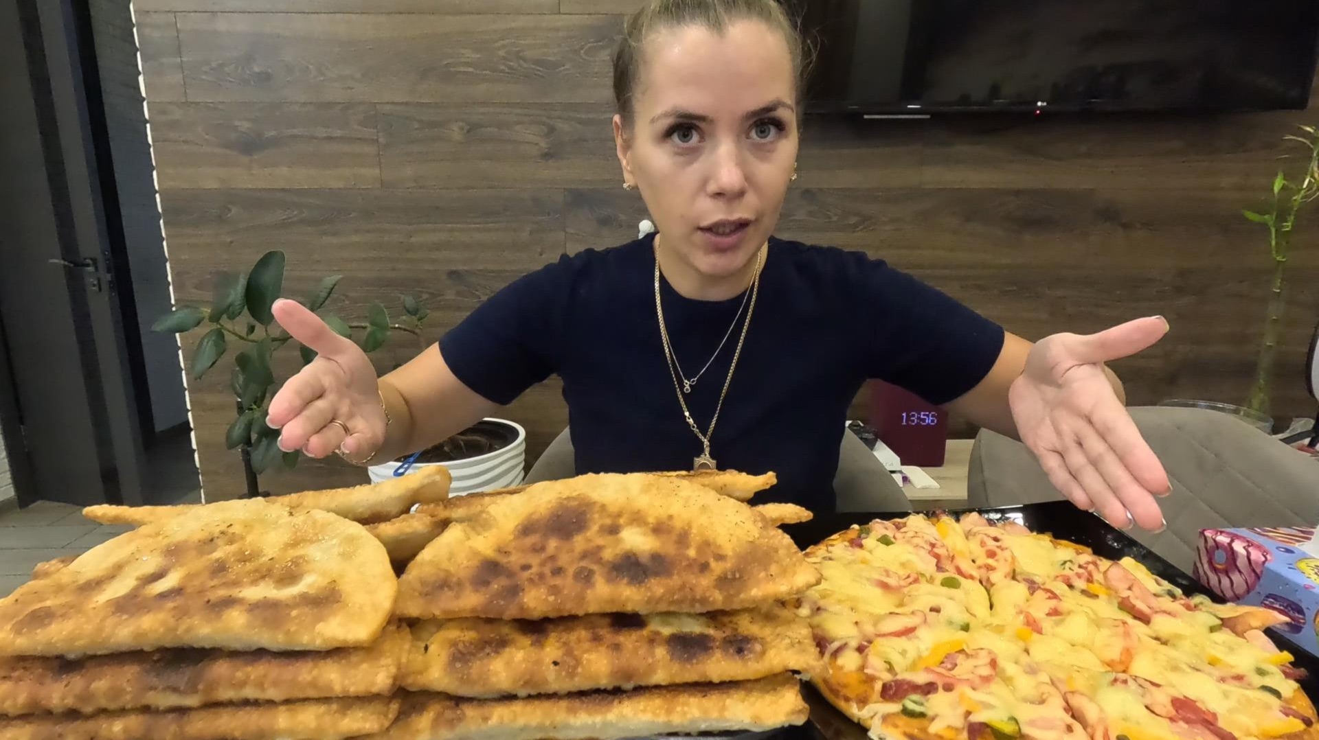 Мукбанг ДОМАШНИЕ ЧЕБУРЕКИ ПИЦЦА/ РОСЛА В ЕЖОВЫХ РУКАВИЦАХ