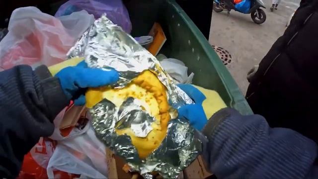 Как я зарабатываю лазая по мусоркам!!!!!