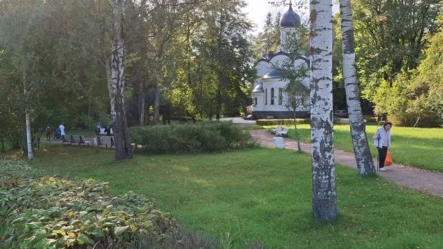 Санкт-Петербург осенний. Бабье лето в очаровательном Репино. Возле станции Голубой Храм.