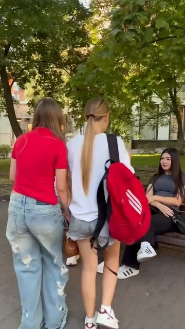 Найди человека с разбитым IPhone!