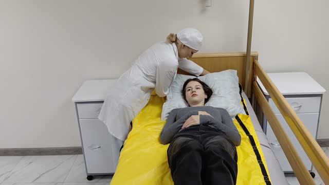 Перемещение пациента при помощи скользящей простыни