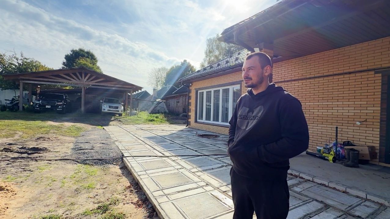Решили все убрать. Пришлось работать в дождь. Делаем заезд на участке.