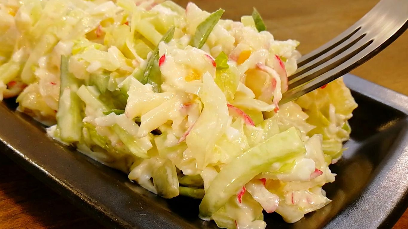 Такой салат подойдет даже на легкий ужин - невероятно вкусный и сочный!