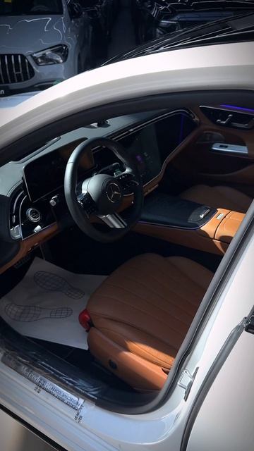 Mercedes E300: белый кузов, коричневый салон | Новое поступление