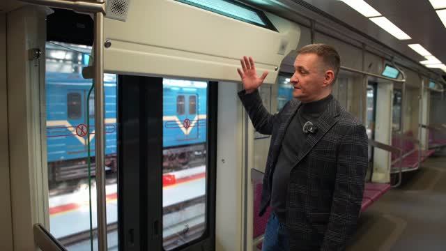 Как пассажиры ломают двери поезда