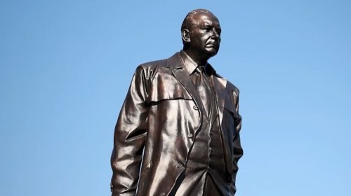 Памятник человеку-эпохе и Центральная площадь. Территория Тольятти