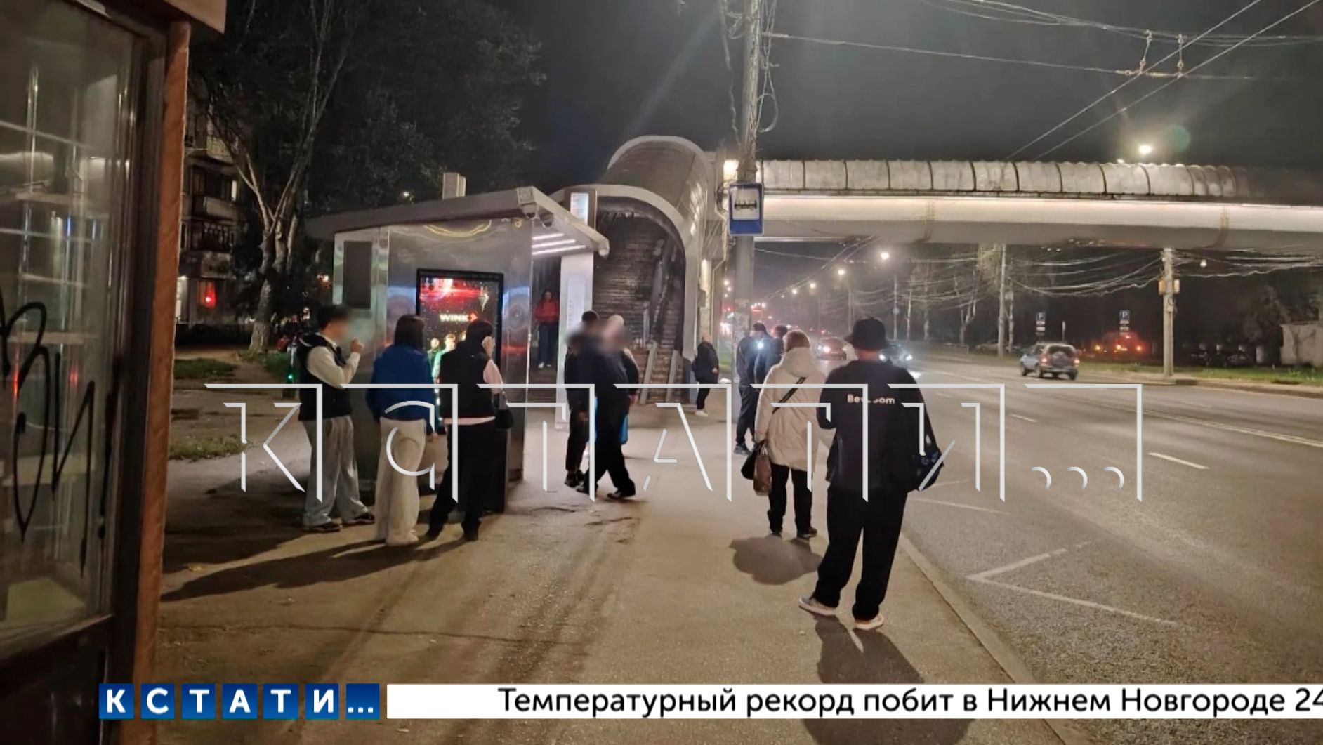 Подростки, ведущие прямой эфир на остановке, ни за что избили пенсионера ради стрима