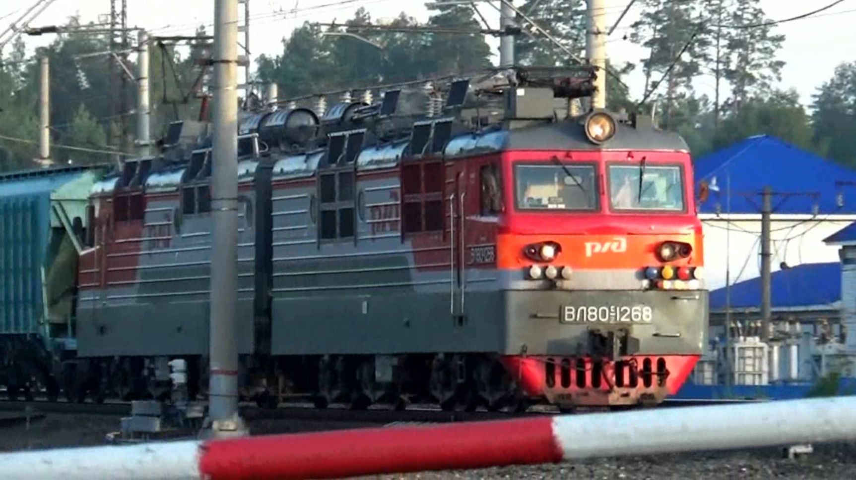 ВЛ80с-1268 с грузовым поездом
