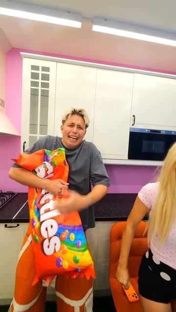 Моя девушка не любит m&m!