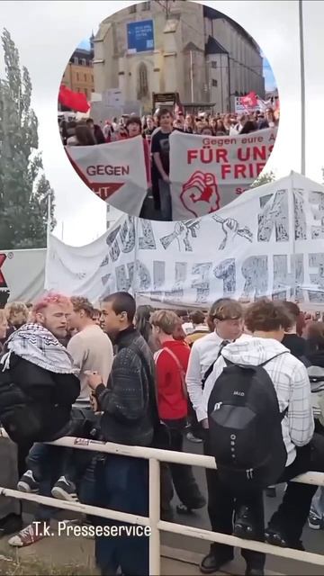 В Германии школьники и студенты вышли с протестами против возвращения обязательного армейского ...