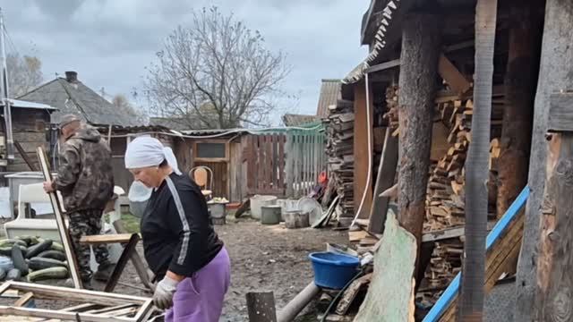 меня не слышат/как запросто,для вас легко и просто/ убираем кучи во дворе