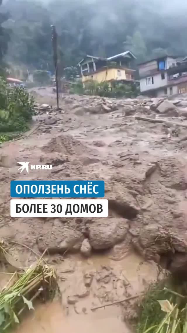 В Индии грязевой сель снёс 30 зданий и затопил улицы