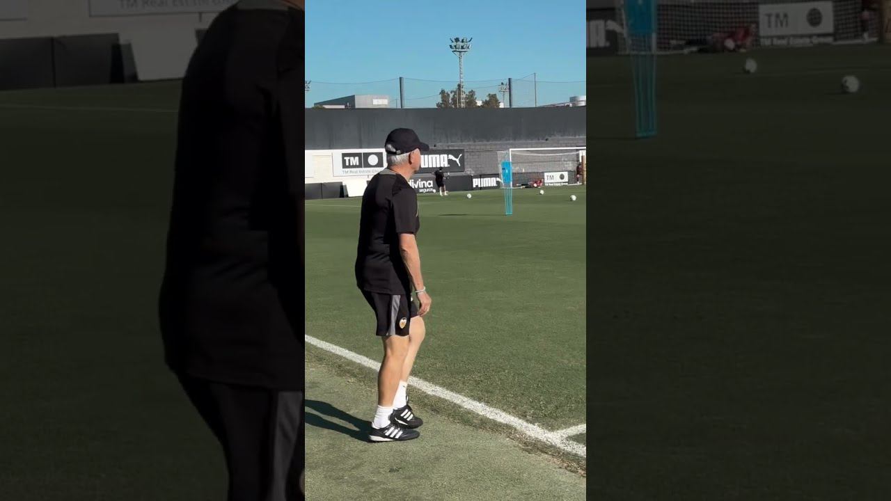 Aguirre, Atento A Todos Los DetallesAntes Del Entrenamiento, Pendiente De Los De Porteros
