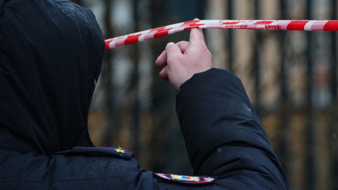 Два тела с огнестрельными ранениями нашли в подъезде жилого дома в Серпухове