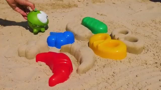 Игра с песком для малышей. Давайте сделаем фигурки из песка. Обучающее видео