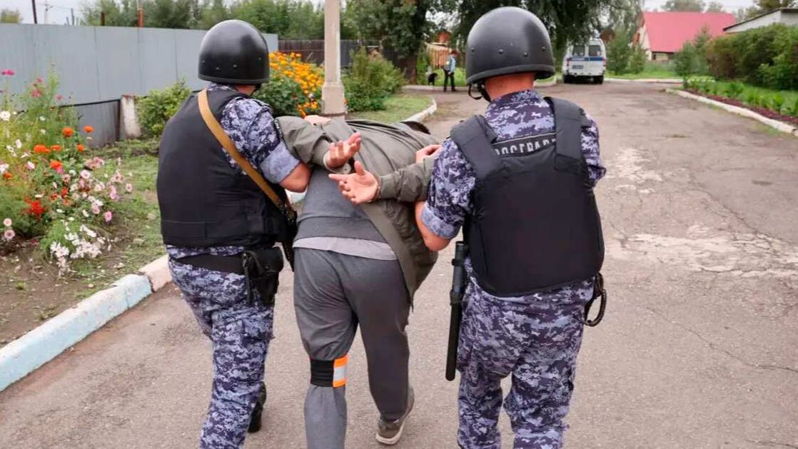 Двух мужчин задержали за попытку пронести оружие на ипподром в Абакане
