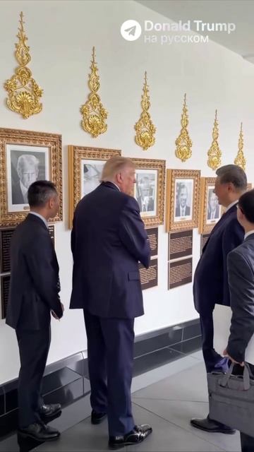 Трамп и Си рассмеялись у стенда о Байдене в Белом доме
