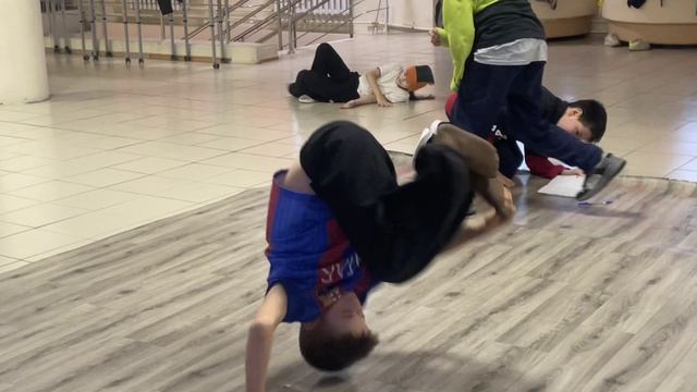 Bboy Sunlight круто танцует Брейк
