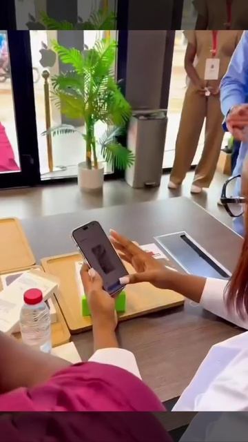 В Камеруне первому владельцу iPhone 18 Pro Max устроили торжественную встречу с красной дорожкой