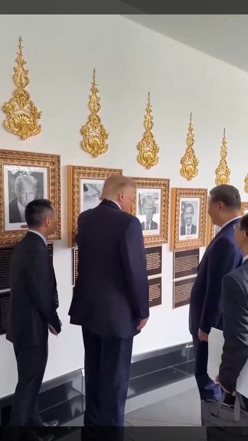 Трамп и Си Цзиньпин посмеялись над фото авторучки на месте Байдена в галерее портретов президентов..