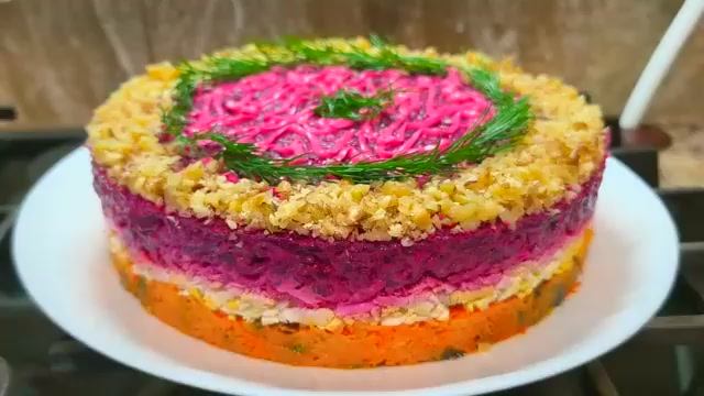 Оригинальный салат из простых продуктов.