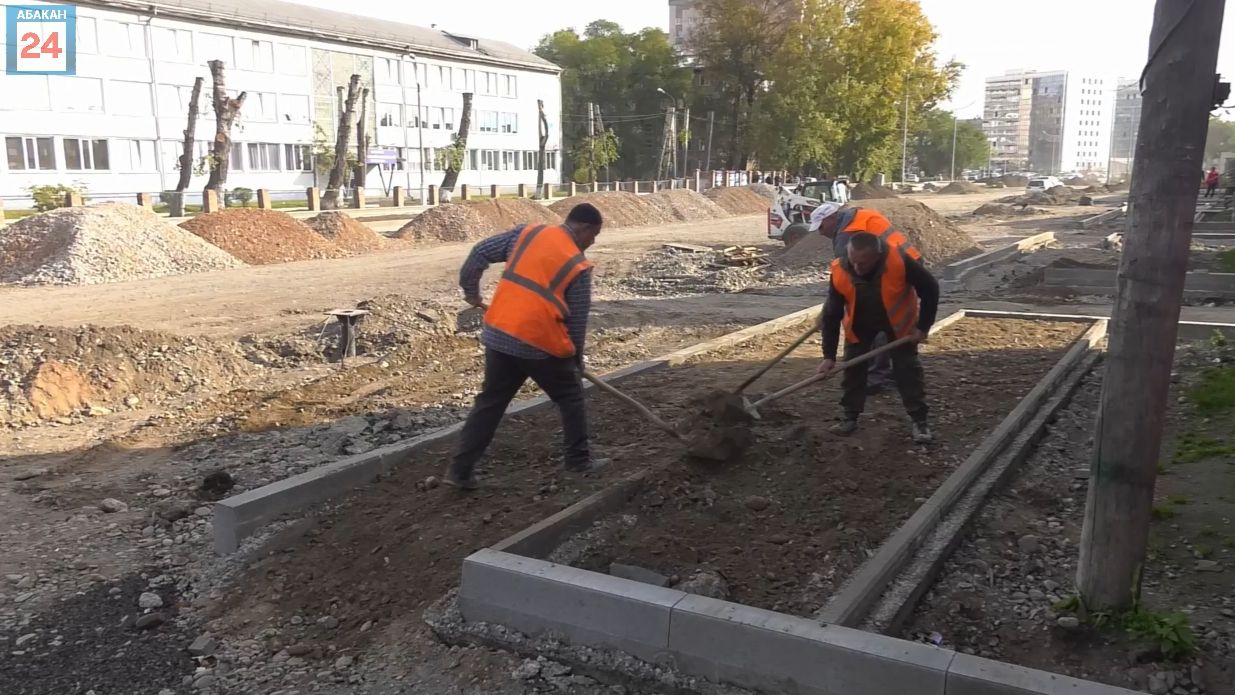 Последние 300 метров полотна в работе  у дорожников на улице Кирова в Абакане