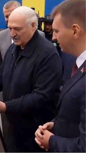 Лукашенко подарили НАСТОЯЩИЙ погрузчик! / “Что мне с ним делать?”