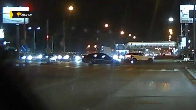 В Новосибирске мотоциклист проехал на красный свет и попал в ДТП