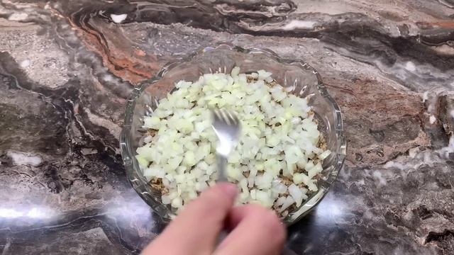 Вкуснейший салат со шпротами на праздничный стол. Обзор приготовления.