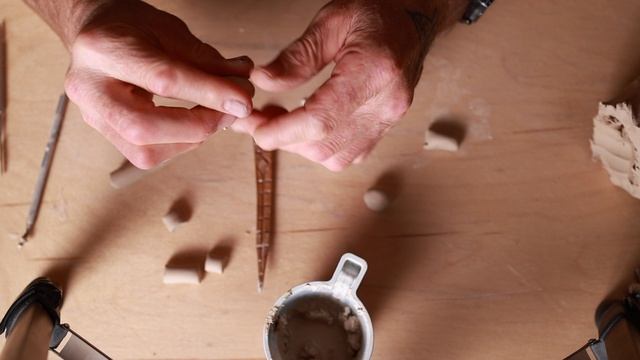 Слепить утёнка из глины прикольного.