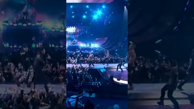 Вспомним...концертная запись с American Music Awards 2021 года 😊