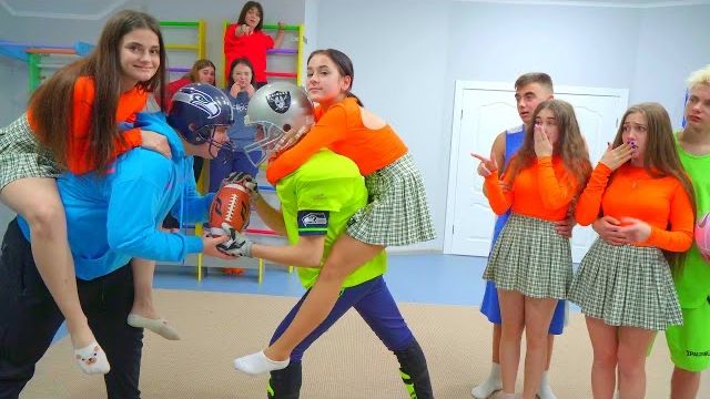 ДЕВОЧКИ КАК АКУЛЫ🦈 ОХОТЯТСЯ НА КРУТЫХ ПАРНЕЙ😂