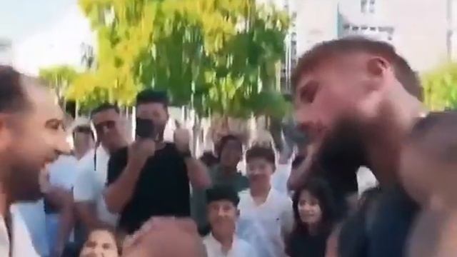 Армрестлер стал вирусным после того, как дал отцу победить на глазах у его дочери