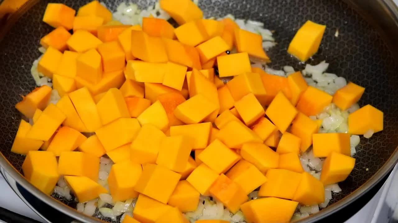 Просто нарежьте ТЫКВУ и добавьте Лук! Так вкусно, что готовлю часто ОСЕНЬЮ!