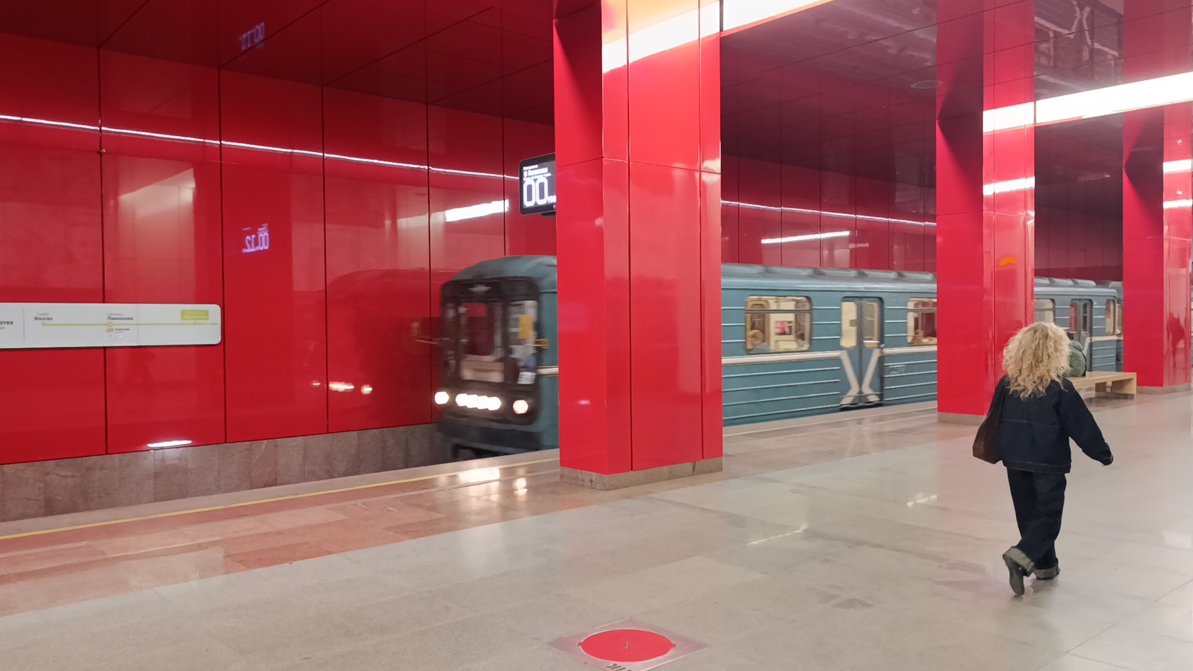 Метро Москвы новая красивая станция и подборка проезд поезда 81-717 Номерной