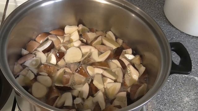 Жареные белые грибы с луком, простой и вкусный рецепт