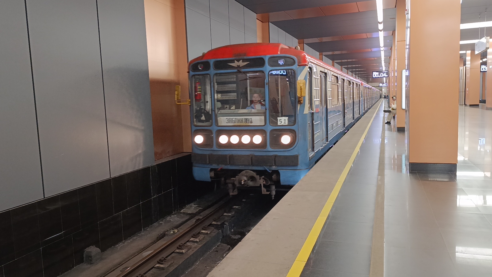 Метро Москвы красивый обзор на поезд Номерной 81-717/714  красиво прибывает поезд на станцию метро