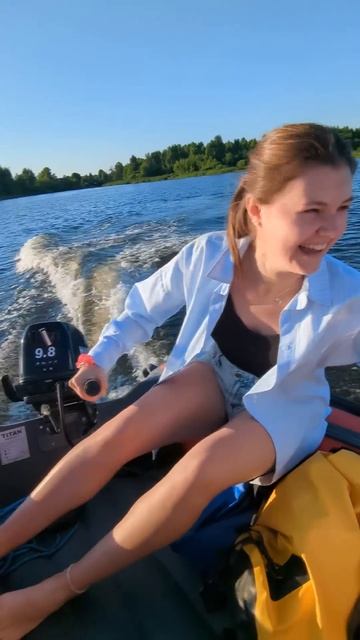 Первое знакомство девушки с лодочным мотором: режим паники включен!