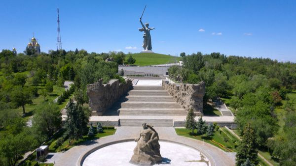 МАМАЕВ КУРГАН- СИМВОЛ ПАМЯТИ НАШЕЙ