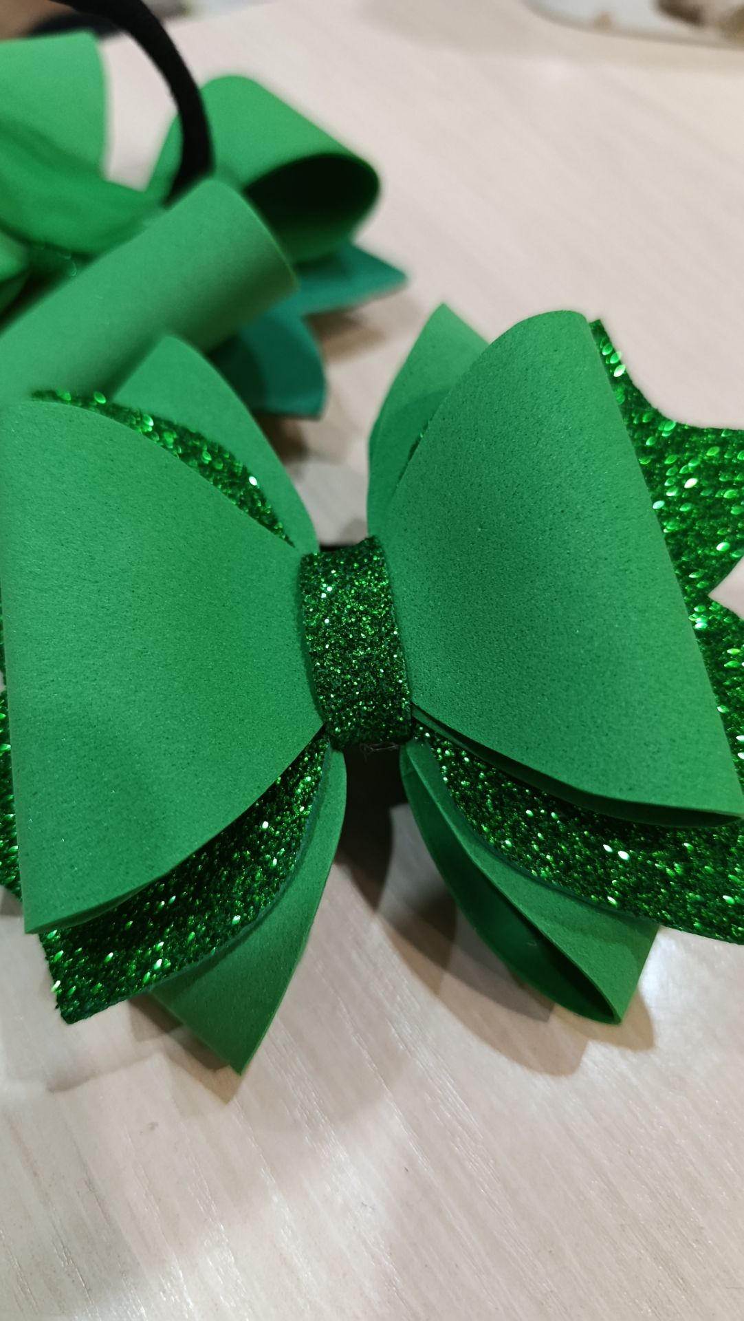 Зелёный бант 🎀 из фоамирана ручной работы